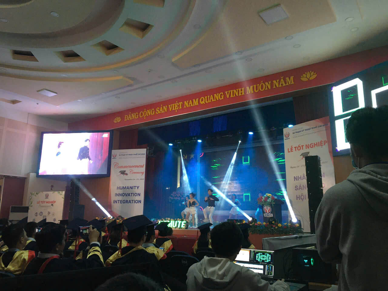thuê ánh sáng cho lễ tốt nghiệp trường đh su phạm kỹ thuật