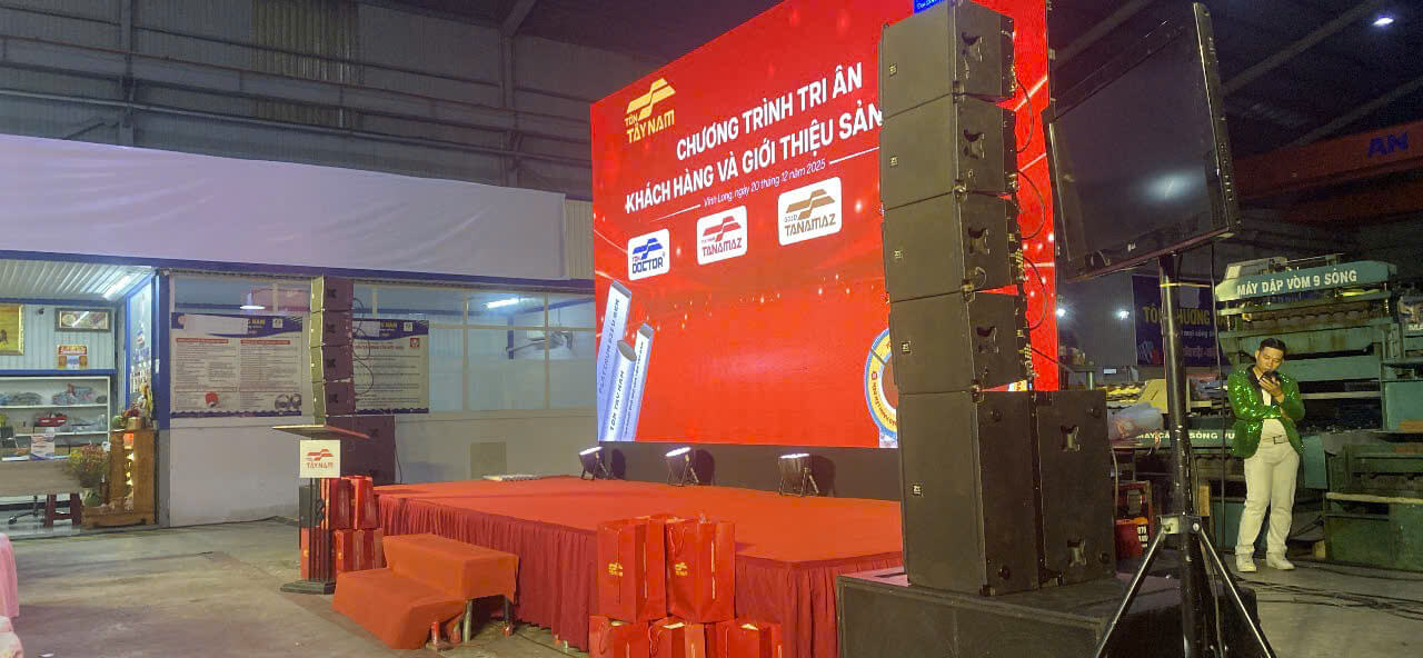 Âm thanh ánh sáng sân khấu trang trọng, lịch lãm, tạo bầu không khí ấm cúng và lịch lãm