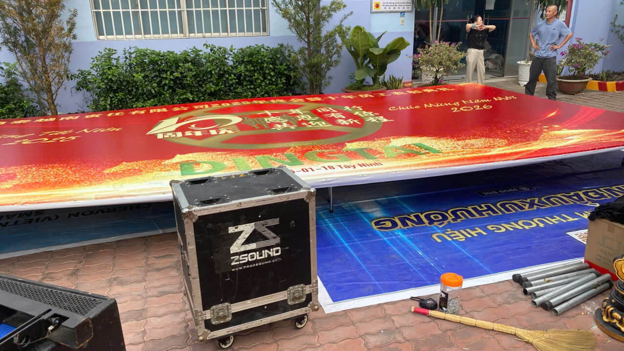 thi-cong-backrop-checkin