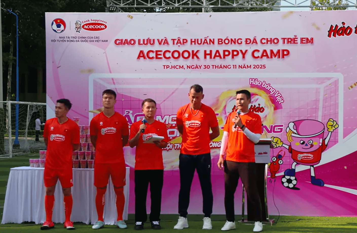 các cầu thủ giao lưu trong chương triknhf