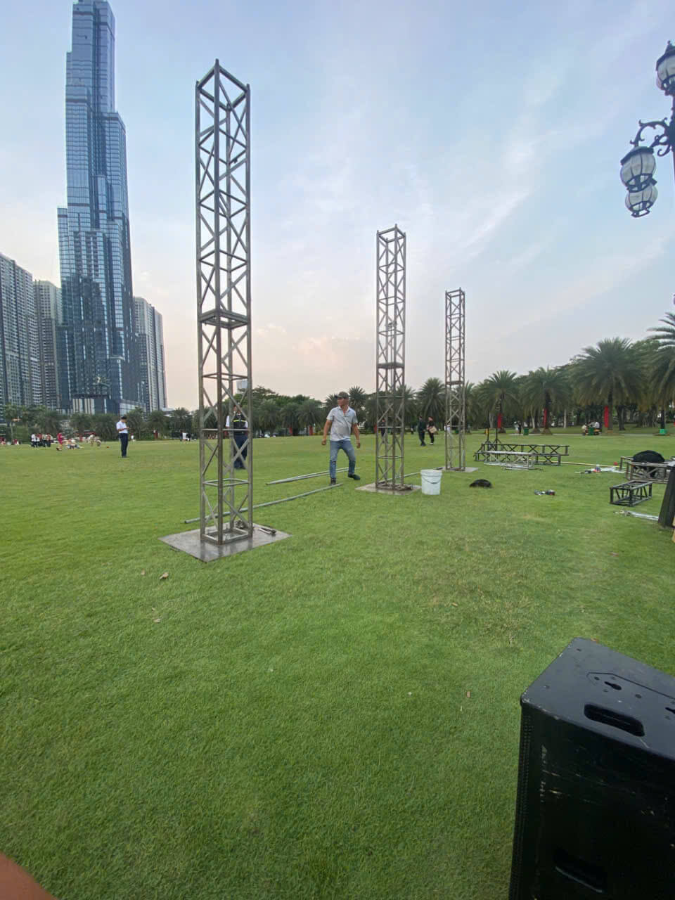 đang dựng trụ màn hình led