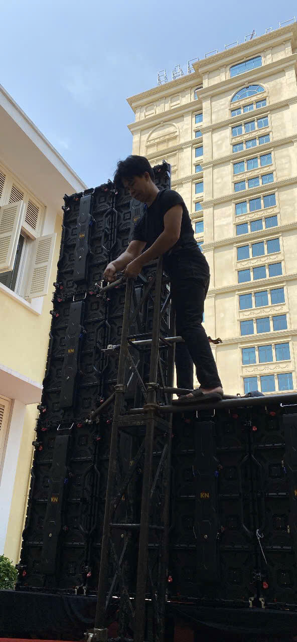 kỹ thuật màn hình đang setup từng module 