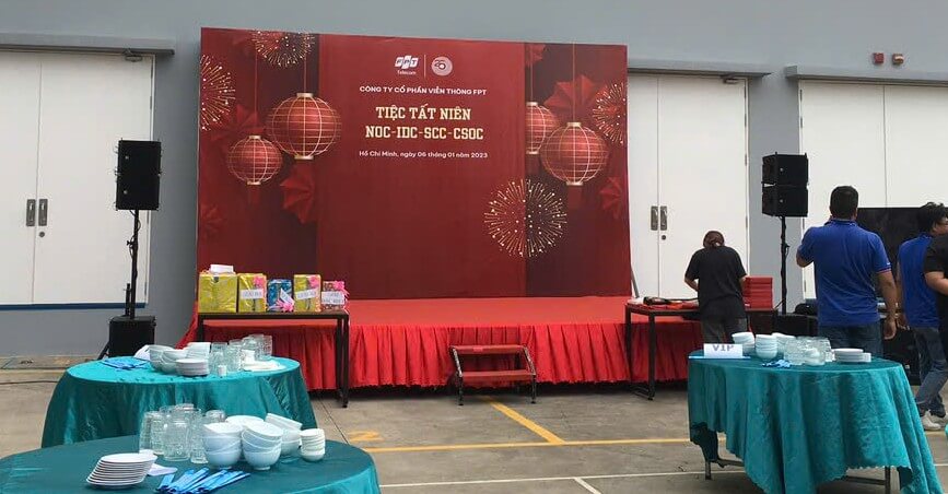 Cho thuê sân khấu thảm đỏ di động- dễ lắp đặt.