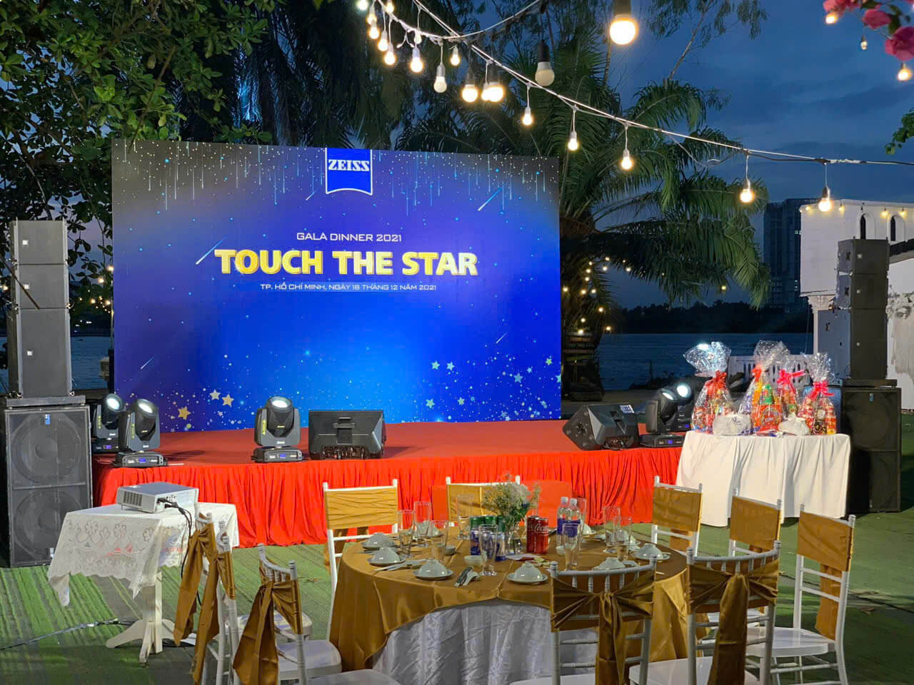 Cho thuê sân khấu lắp ráp và thi công backdrop giá rẻ
