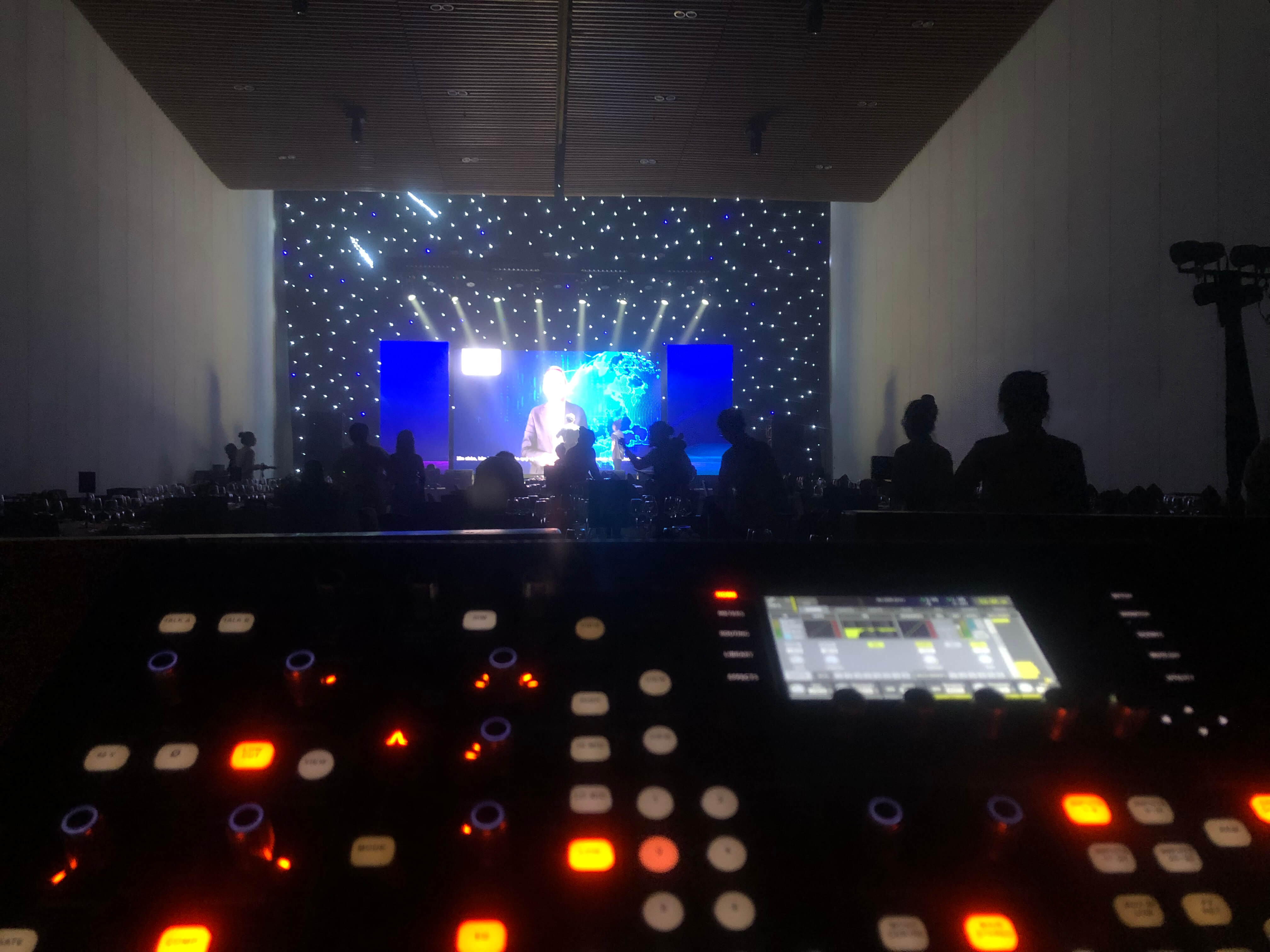 Giá Thuê Âm Thanh Ánh Sáng Màn Hình LED Trong Nhà