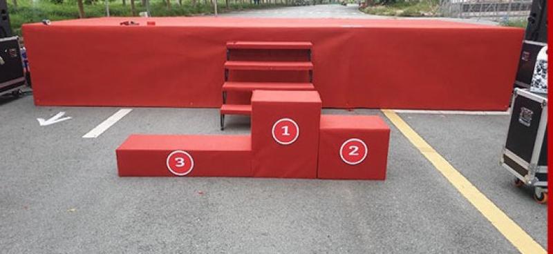 Cho Thuê Bục Tam Cấp Chụp Hình & Bục Trao Giải – Chuyên Nghiệp, An Toàn