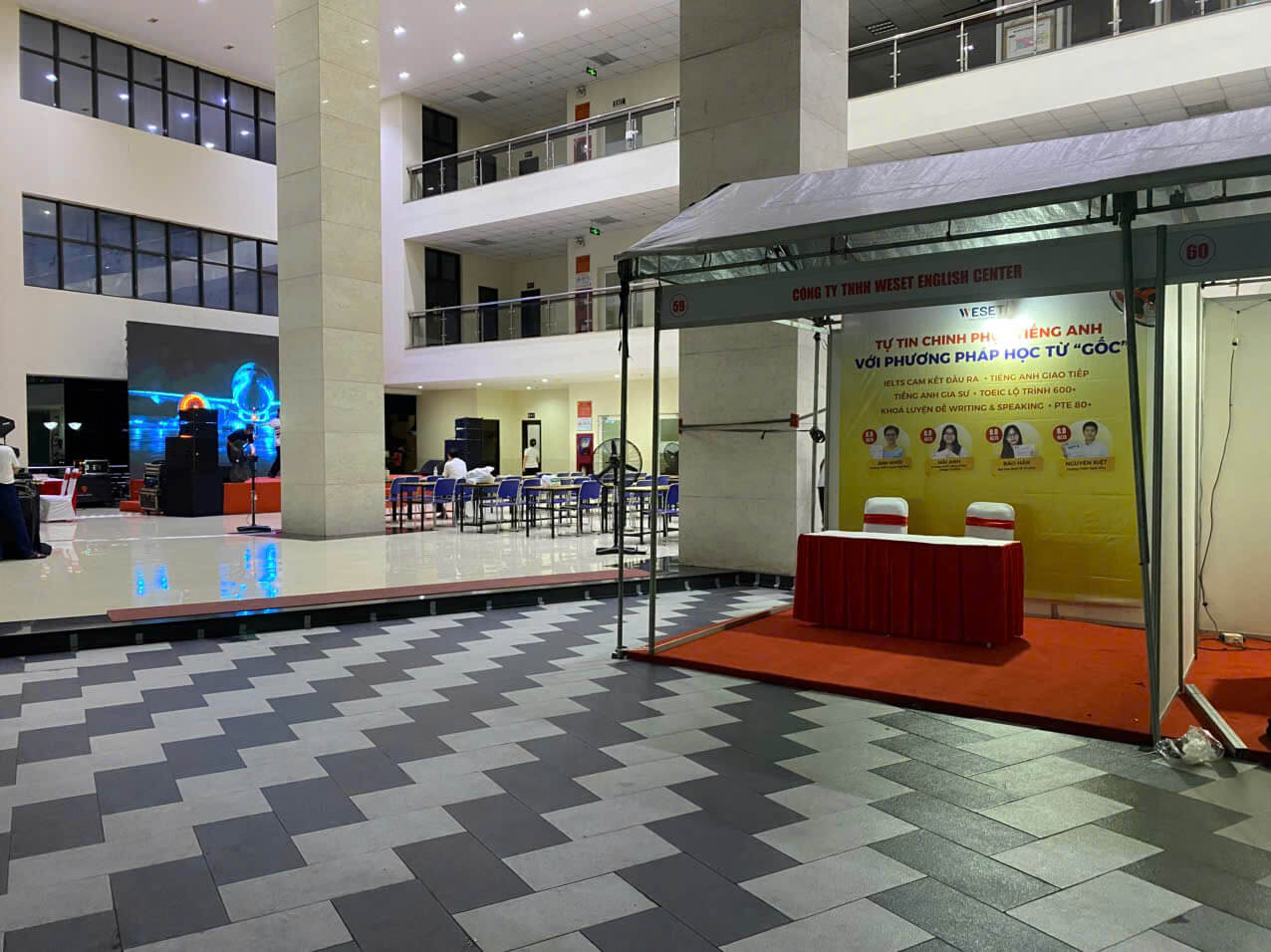 Thi Công Backdrop Ngày Hội Việc Làm Weset Tại ĐH Tôn Đức Thắng | MTV Media