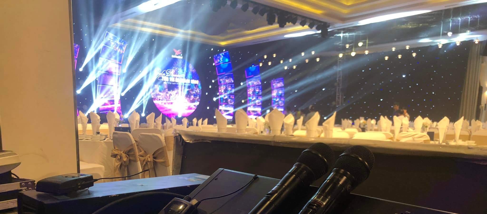 Một buổi tiệc tất niên được chuẩn bị từ những giờ đầu tiên