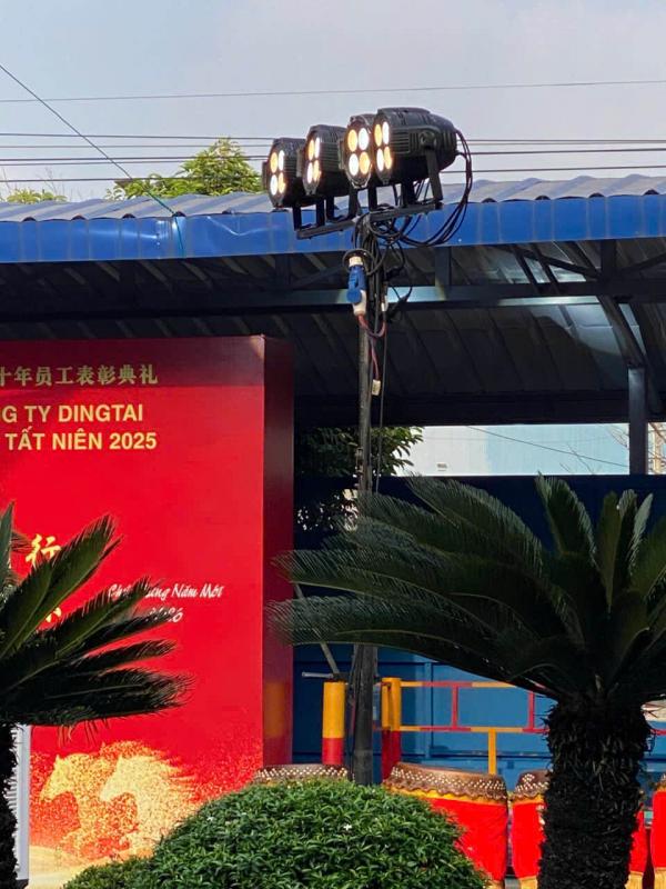 LED RGB 20x9W Kết Hợp Máy Tạo Khói – Khi Ánh Sáng Không Chỉ Là Màu Mà Là Không Gian