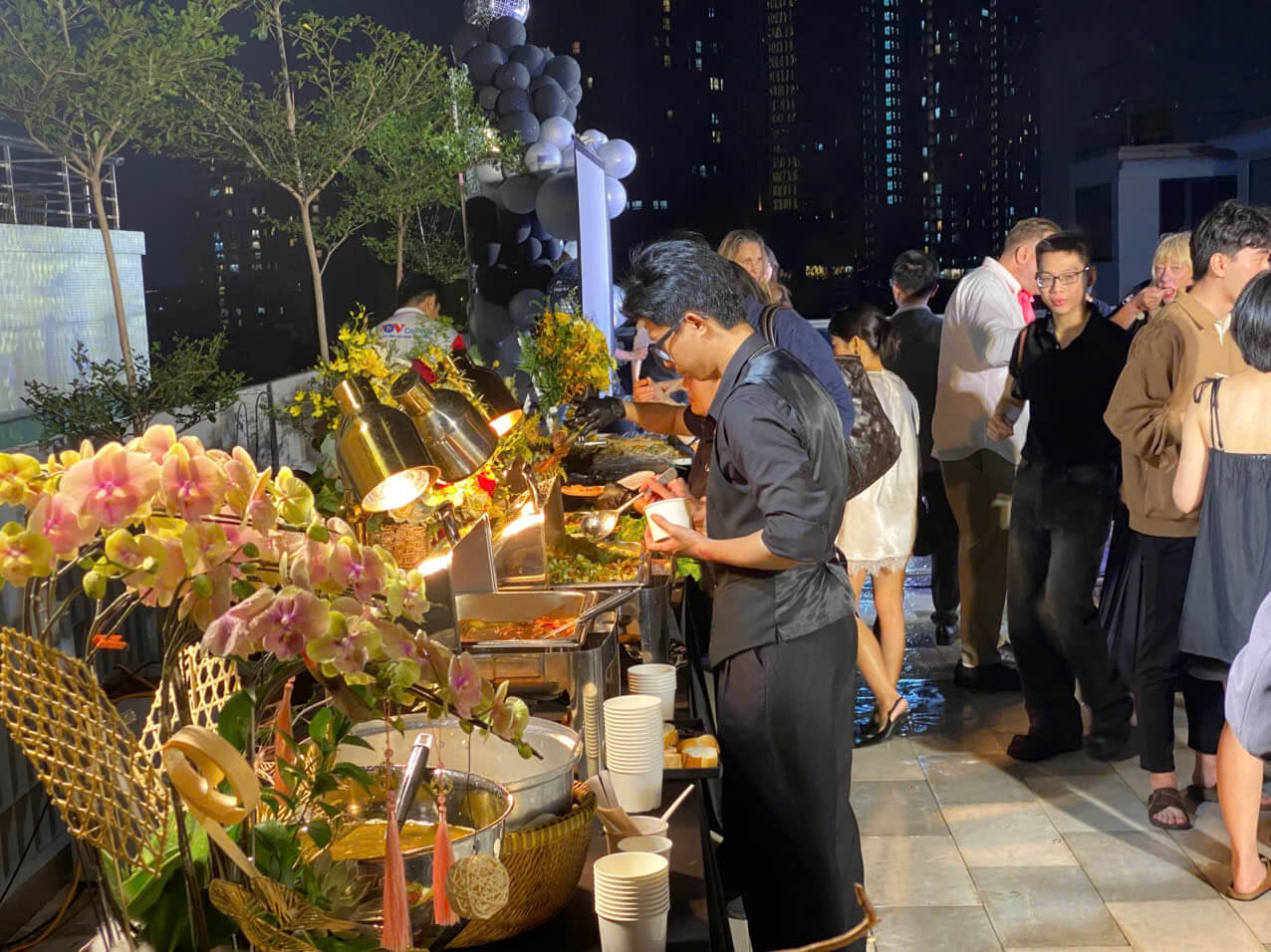 Tổ Chức Tân Niên 2 Ngày Trên Sân Thượng Tại Bình Thạnh – Âm Thanh Ánh Sáng Trọn Gói