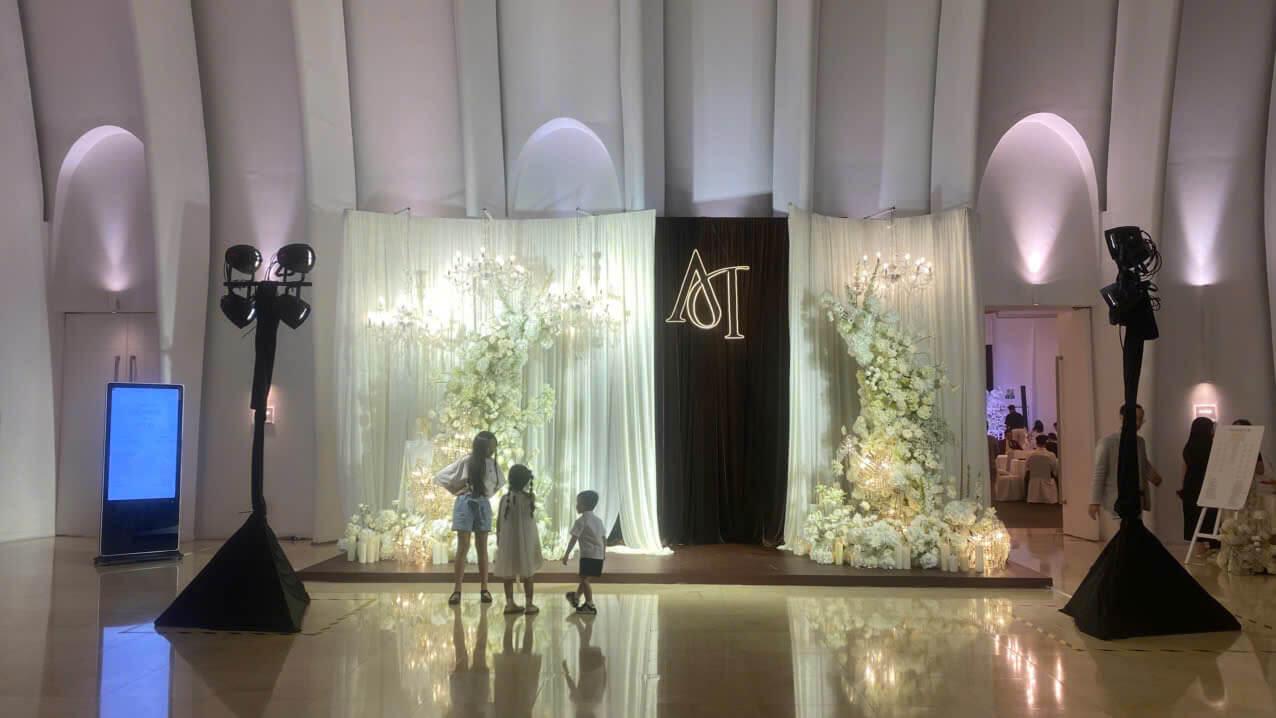 Cho Thuê Đèn Chiếu Backdrop ở Khu Vực Check-In Tiệc Cưới Đẳng Cấp